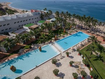Departamento en Venta en Icon Puerto Vallarta frente a playa.