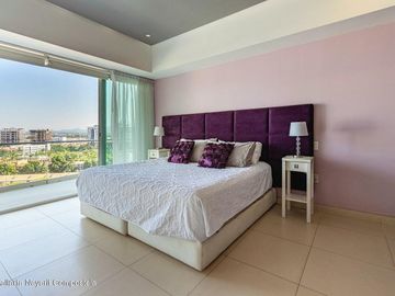 Departamento en Venta en Icon Puerto Vallarta frente a playa.