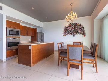 Departamento en Venta en Icon Puerto Vallarta frente a playa.