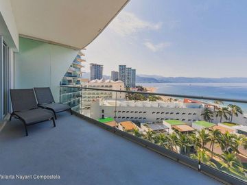 Departamento en Venta en Icon Puerto Vallarta frente a playa.