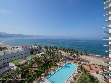 Departamento en Venta en Icon Puerto Vallarta frente a playa.