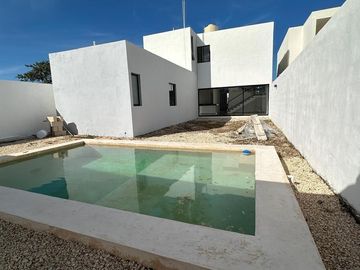 Casa de 4 recámaras en venta dentro de privada en Conkal