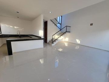 Casa de 4 recámaras en venta dentro de privada en Conkal