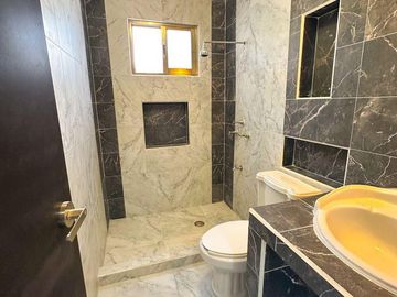 Casa en venta de 4 recámaras sobre avenida en Francisco de Montejo