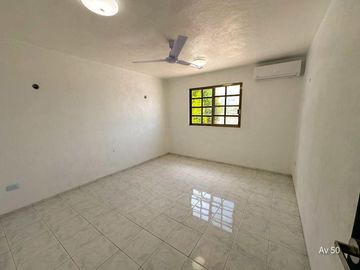 Casa de 4 recámaras sobre avenida en Francisco de Montejo
