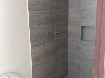 CASA EN ESQUINA FRENTE A PARQUE EN VENTA EN LOMAS DE LA RIOJA/ P. ALCALÁ