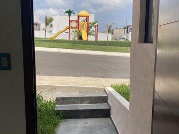 CASA EN ESQUINA FRENTE A PARQUE EN VENTA EN LOMAS DE LA RIOJA/ P. ALCALÁ