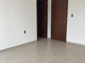 CASA EN ESQUINA FRENTE A PARQUE EN VENTA EN LOMAS DE LA RIOJA/ P. ALCALÁ