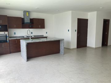 CASA EN ESQUINA FRENTE A PARQUE EN VENTA EN LOMAS DE LA RIOJA/ P. ALCALÁ