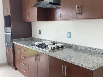 CASA EN ESQUINA FRENTE A PARQUE EN VENTA EN LOMAS DE LA RIOJA/ P. ALCALÁ