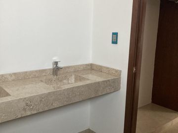 CASA EN ESQUINA FRENTE A PARQUE EN VENTA EN LOMAS DE LA RIOJA/ P. ALCALÁ
