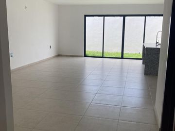 CASA EN ESQUINA FRENTE A PARQUE EN VENTA EN LOMAS DE LA RIOJA/ P. ALCALÁ