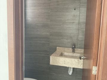 CASA EN ESQUINA FRENTE A PARQUE EN VENTA EN LOMAS DE LA RIOJA/ P. ALCALÁ