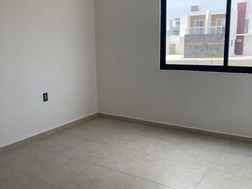 CASA EN ESQUINA FRENTE A PARQUE EN VENTA EN LOMAS DE LA RIOJA/ P. ALCALÁ