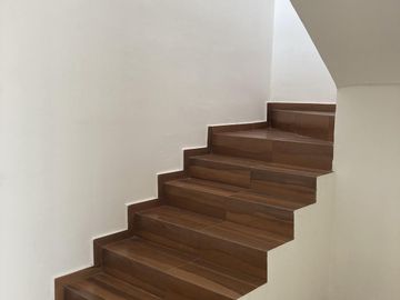 CASA EN ESQUINA FRENTE A PARQUE EN VENTA EN LOMAS DE LA RIOJA/ P. ALCALÁ