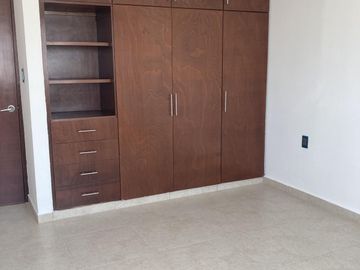 CASA EN ESQUINA FRENTE A PARQUE EN VENTA EN LOMAS DE LA RIOJA/ P. ALCALÁ
