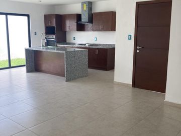 CASA EN ESQUINA FRENTE A PARQUE EN VENTA EN LOMAS DE LA RIOJA/ P. ALCALÁ