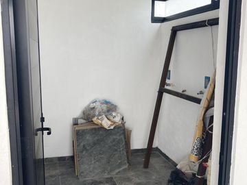 CASA EN ESQUINA FRENTE A PARQUE EN VENTA EN LOMAS DE LA RIOJA/ P. ALCALÁ