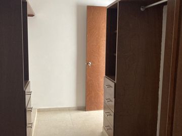CASA EN ESQUINA FRENTE A PARQUE EN VENTA EN LOMAS DE LA RIOJA/ P. ALCALÁ