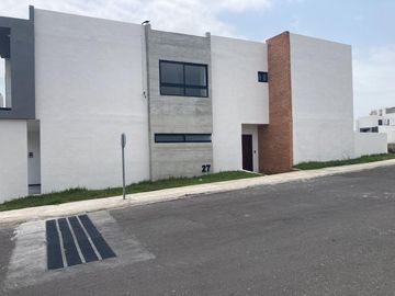 CASA EN ESQUINA FRENTE A PARQUE EN VENTA EN LOMAS DE LA RIOJA/ P. ALCALÁ