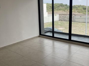 CASA EN ESQUINA FRENTE A PARQUE EN VENTA EN LOMAS DE LA RIOJA/ P. ALCALÁ
