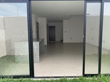 CASA EN ESQUINA FRENTE A PARQUE EN VENTA EN LOMAS DE LA RIOJA/ P. ALCALÁ