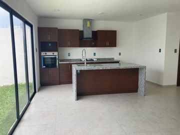 CASA EN ESQUINA FRENTE A PARQUE EN VENTA EN LOMAS DE LA RIOJA/ P. ALCALÁ