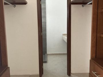 CASA EN ESQUINA FRENTE A PARQUE EN VENTA EN LOMAS DE LA RIOJA/ P. ALCALÁ
