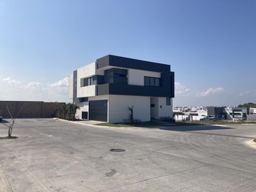 CASA CON ALBERCA EN VENTA EN PUNTA TIBURÓN LAG 8