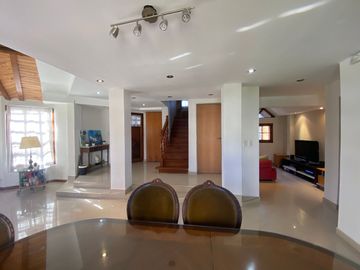 VENTA CASA 5 AMBIENTES LOMAS DE ZAMORA - PERMUTA
