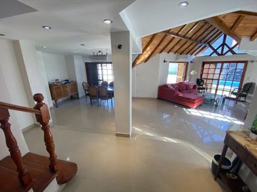VENTA CASA 5 AMBIENTES LOMAS DE ZAMORA - PERMUTA