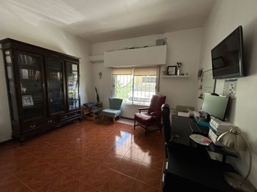 Casa 5 ambientes en venta en Merlo con pileta.