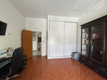 Casa 5 ambientes en venta en Merlo con pileta.