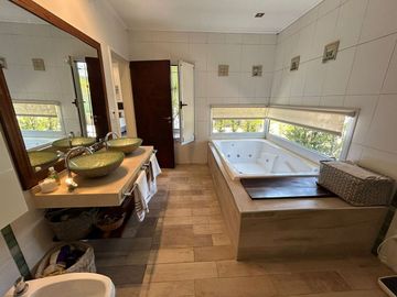 Casa 5 ambientes en venta en Merlo con pileta.