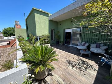 Casa 5 ambientes en venta en Merlo con pileta.