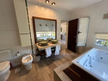 Casa 5 ambientes en venta en Merlo con pileta.