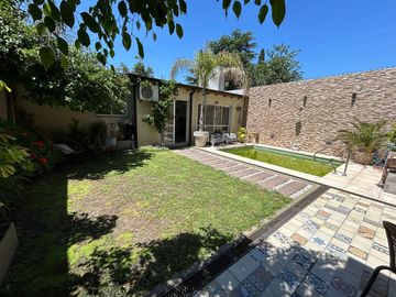 Casa 5 ambientes en venta en Merlo con pileta.