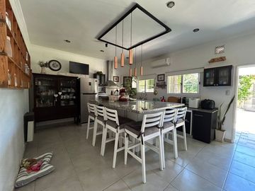 Casa 5 ambientes en venta en Merlo con pileta.