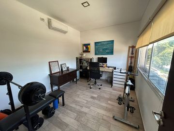 Casa 5 ambientes en venta en Merlo con pileta.