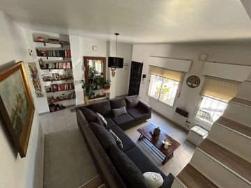 Casa 5 ambientes en venta en Merlo con pileta.