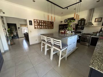 Casa 5 ambientes en venta en Merlo con pileta.