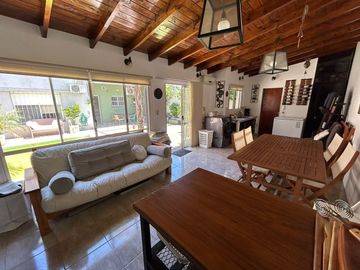 Casa 5 ambientes en venta en Merlo con pileta.