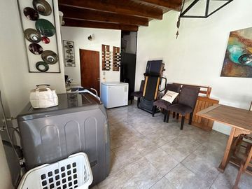 Casa 5 ambientes en venta en Merlo con pileta.
