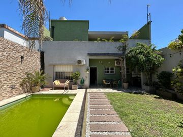 Casa 5 ambientes en venta en Merlo con pileta.