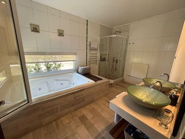 Casa 5 ambientes en venta en Merlo con pileta.
