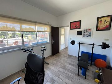 Casa 5 ambientes en venta en Merlo con pileta.