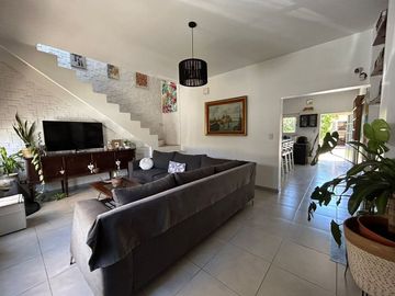 Casa 5 ambientes en venta en Merlo con pileta.
