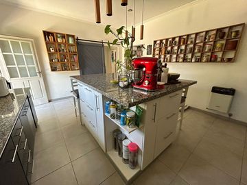 Casa 5 ambientes en venta en Merlo con pileta.