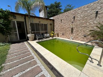 Casa 5 ambientes en venta en Merlo con pileta.