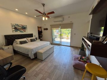 Casa 5 ambientes en venta en Merlo con pileta.